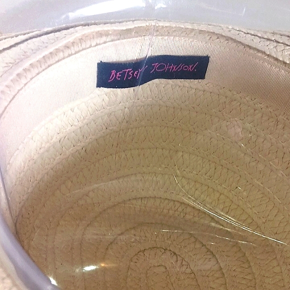 BETSEY JOHNSON WHITE SINOSKY STRAW HAT - Picture 4 of 4